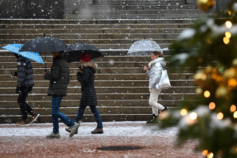 Bellinzona: nevicate  a basse quote. Nella foto la uno scorcio in Piazza Colleggiata.  
© Ti-Press / Alessandro Crinari