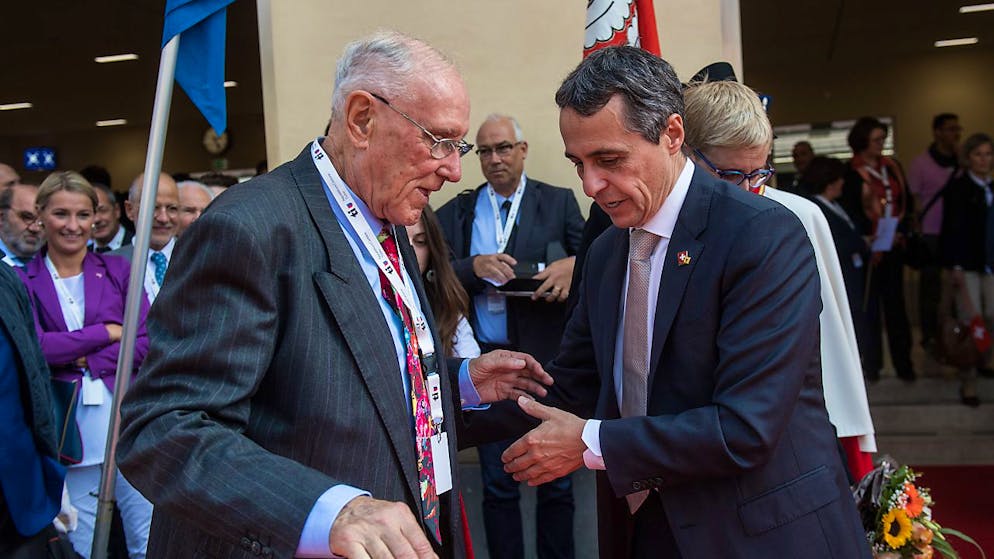 Una foto emblematica: Flavio Cotti assieme a Ignazio Cassis dopo l'elezione di quest'ultimo in Consiglio federale nel 2017.