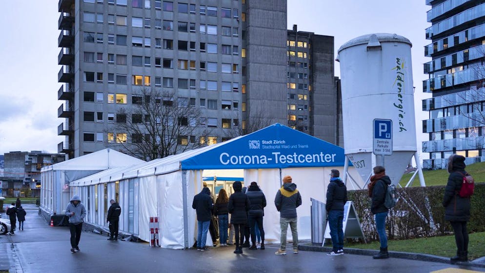 Menschen stehen vor dem Corona-Testcenter des Stadtspitals Triemli an, fotografiert am Donnerstag, 2. Dezember 2021, in Zuerich. (KEYSTONE/Gaetan Bally)