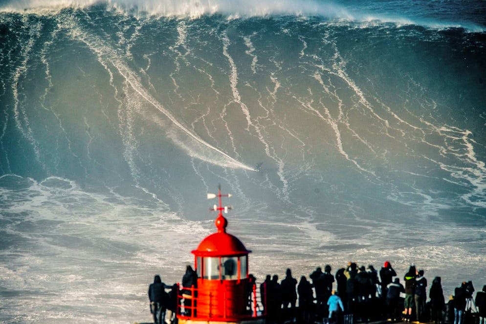 Depuis le phare, les spectateurs ont une vue imprenable sur les vagues gigantesques de Nazaré et les surfeurs qui osent s'y risquer.