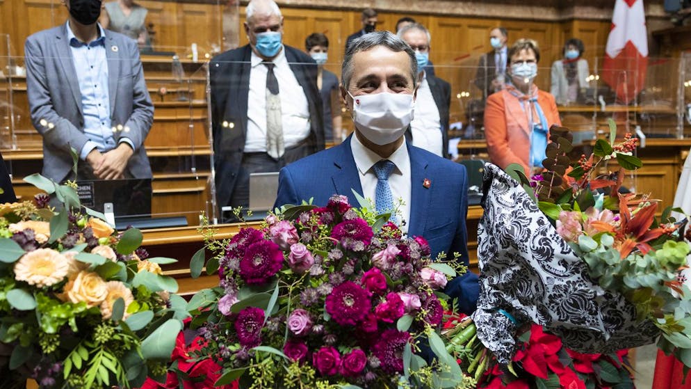 Der neu gewaehlte Bundespraesident Ignazio Cassis posiert nach seiner Wahl mit Blumen, waehrend der Wintersession der Eidgenoessischen Raete, am Mittwoch, 8. Dezember 2021, im Nationalrat in Bern. (KEYSTONE/Peter Klaunzer)
