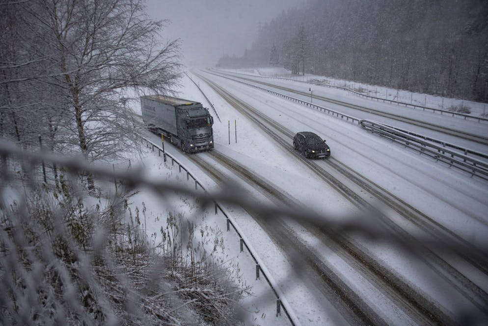 Ambri: nevicate  a basse quote. Nella foto, traffico dufficoltoso sull'autostrada A2 a causa delle forti nevicate. © Ti-Press / Samuel Golay