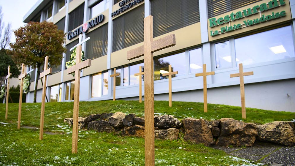 Cimetière symbolique monté par Gastro Vaud. En Suisse romande et au Tessin, les faillites ont même reculé mais bon nombre de restaurants ont dû mettre la clé sous le paillasson en raison du Covid. (Archives)