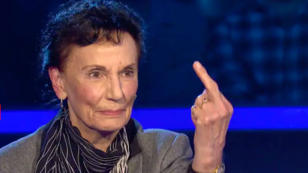 Renate Muddemann zeigt ihrem Ex-Mann während der Sendung den Mittelfinger.