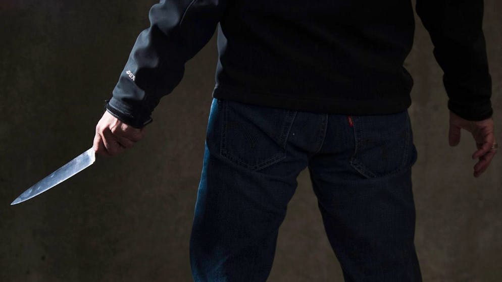 Un père de famille de 41 ans est jugé devant la Cour d'assises du Doubs pour assassinat. Il est accusé d'avoir frappé sa femme à une vingtaine de reprises avec une arme blanche en pleine rue (photo prétexte).