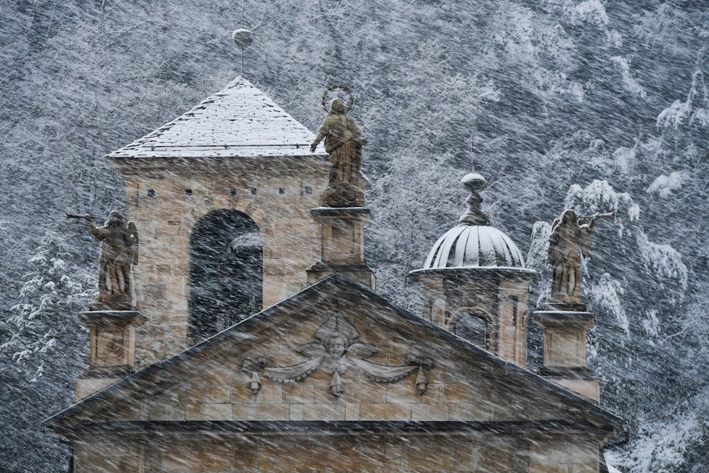 Bellinzona: nevicate  a basse quote. Nella foto la uno scorcio in Piazza Colleggiata.  
© Ti-Press / Alessandro Crinari