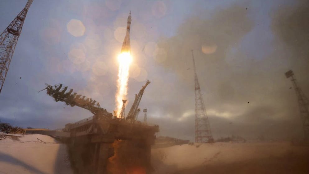 Les touristes de l'espace Yusaku Maezawa, âgé de 46 ans et qui a fait fortune dans la mode en ligne, et son assistant Yozo Hirano ont décollé du cosmodrome russe de Baïkonour au Kazakhstan à 08h38.