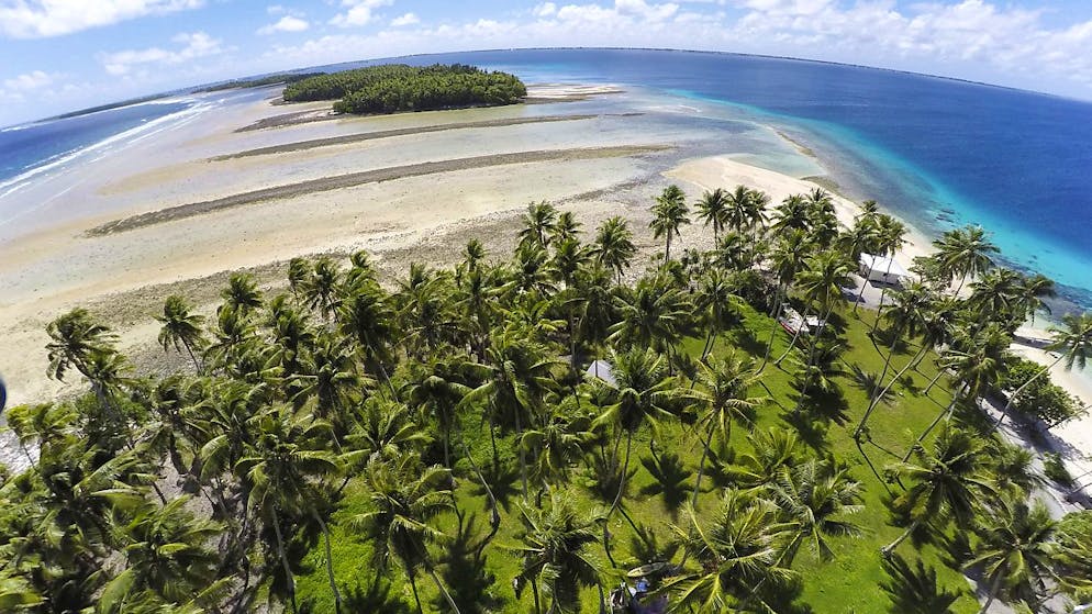 Les archipels du Pacifique figurent parmi les pays les plus exposés au réchauffement climatique, certains risquant même d'être totalement engloutis par l'élévation du niveau de la mer.