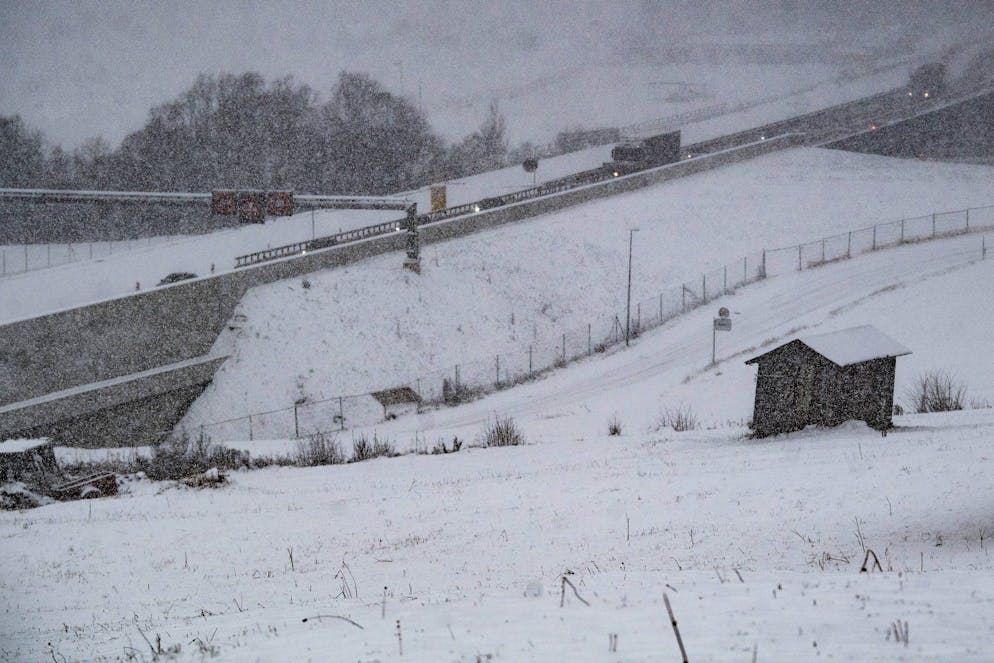 Ambri: nevicate  a basse quote. Nella foto, traffico difficoltoso sull'autostrada A2 a causa delle forti nevicate. © Ti-Press / Samuel Golay