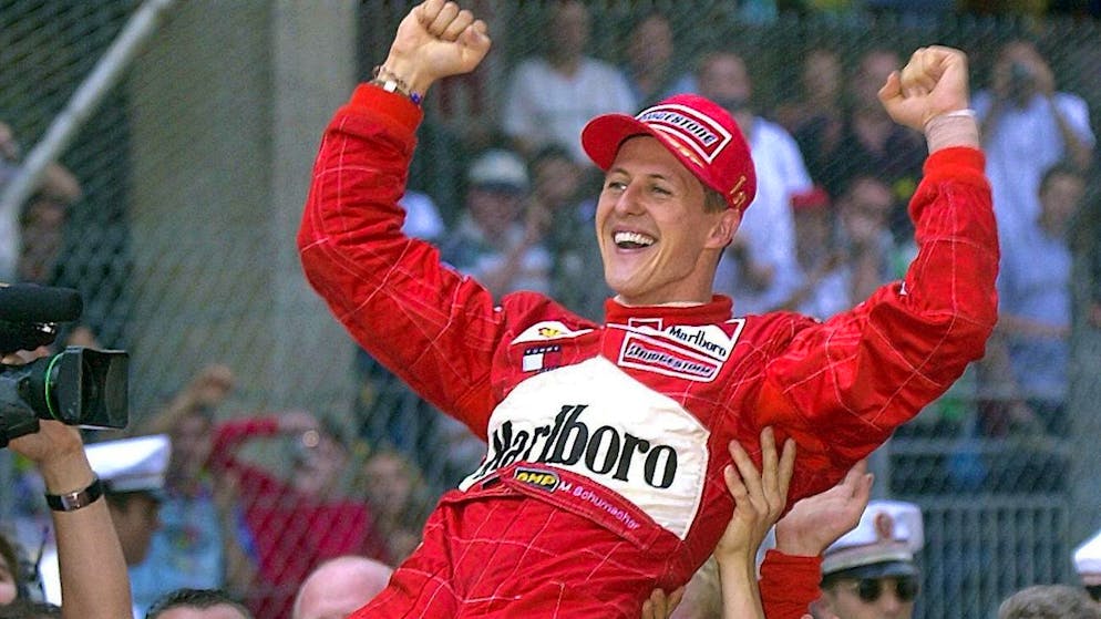German Ferrari driver Michael Schumacher is lifted in triumph by his mechanics, 27 May 2001, after winning the 59th Formula One Grand Prix. Schumacher won the race ahead of his teammate Brazilian Rubens Barrichello and Ulsterman Jaguar-Crosworth driver Eddie Irvine. (KEYSTONE/EPA PHOTO/DPA/OLIVER MULTHAUP)