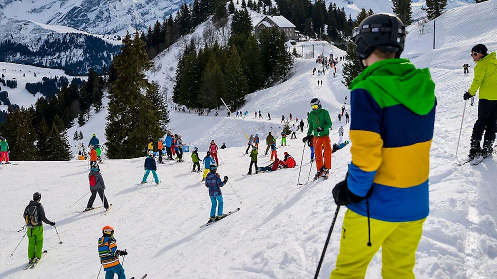 Certaines stations de ski ont enregistré des baisses de prix significatives, à l'instar des domaines skiables grisons Flims-Laax-Falera (-8,1%) et Andermatt-Sedrun (-6,3%). À Saas-Fee, les tarifs ont même dégringolé de 9,4% (archives).