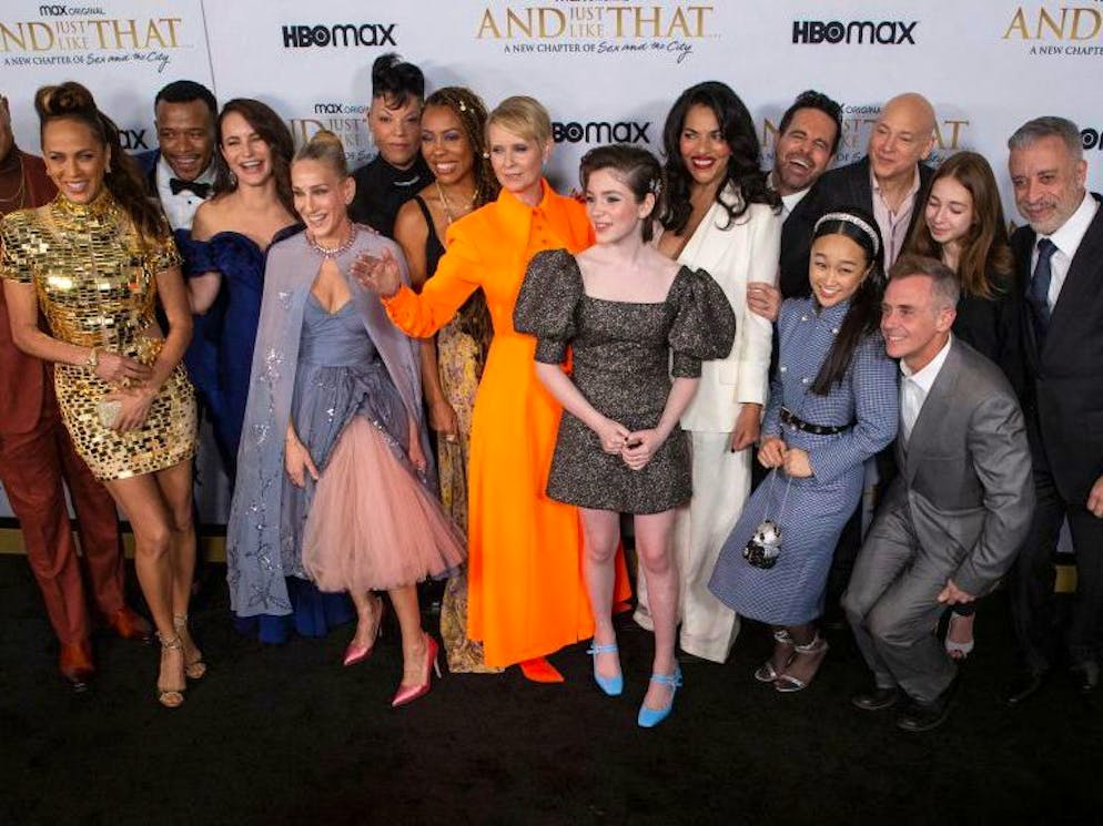 Les membres de la distribution, dont Sarah Jessica Parker (4e à gauche), Kristin Davis (3e à gauche) et Cynthia Nixon (C), assistent à la première new-yorkaise de «And Just Like That» de HBO Max au Museum of Modern Art (MoMA) le 8 décembre 2021 à New York.