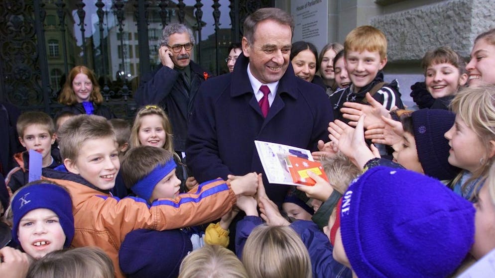 Bundespraesident Adolf Ogi wird am Freitag, 3. Dezember 2000 in Bern zwischen zwei Presseterminen von zufaellig anwesenden Schulkindern vor dem Bundeshaus stuermisch begruesst. (KEYSTONE/Alessandro della Valle) ===ELECTRONIC IMAGE===