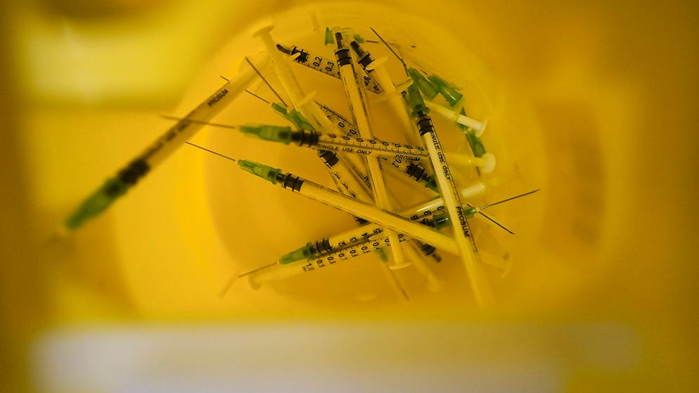 En raison des difficultés logistiques de vaccination dans certains pays, certaines doses deviennent périmées et doivent être jetées.