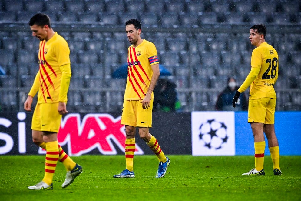 Il capitano Barcelona's Busquets (centro) lascia sconsolato il palcoscenico della Champions League dopo aver perso 3-0 contro il Bayern l'ultima sfida della fase a gironi.