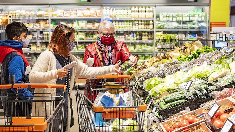 Meno clienti nei negozi per più sicurezza, questa la risposta di Coop, Migros e Denner all'aumento di casi di Covid. (immagine d'archivio)