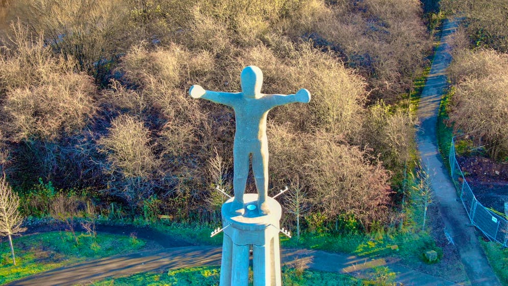 Inaugurée le 8 décembre dans un parc de Glasgow, la statue "Hope" représente un enfant androgyne et symbolise l'espoir face à la crise climatique.
