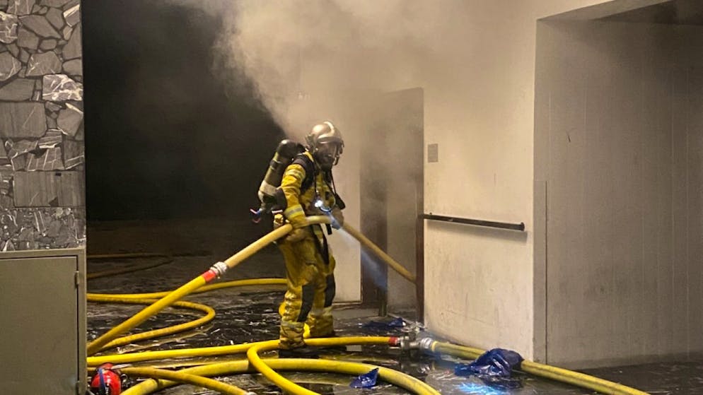 Der Brand brach in den Kellerräumen des 28-stöckigen Hochhauses in Vernier GE aus.