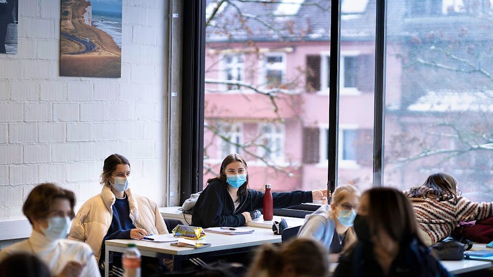 L'Ufficio dell'igiene pubblica dei Grigioni ha emanato l'obbligo di indossare la mascherina nelle scuole e raccomanda di arieggiare regolarmente le aule. (foto d'archivio)