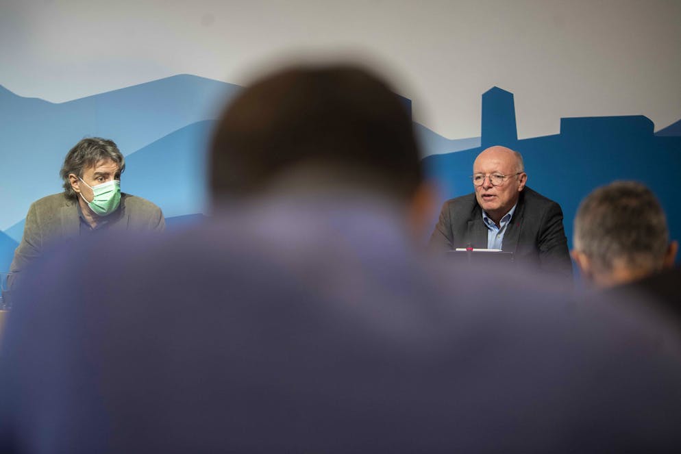 Bellinzona: conferenza stampa incontro Governo ticinese e Direzione FFS. Nella foto, da snistra, il Presidente del Gobverno ticinese Manuele Bertoli e il Direttore Generale delle FFS Vincent Ducrot. © Ti-Press / Samuel Golay