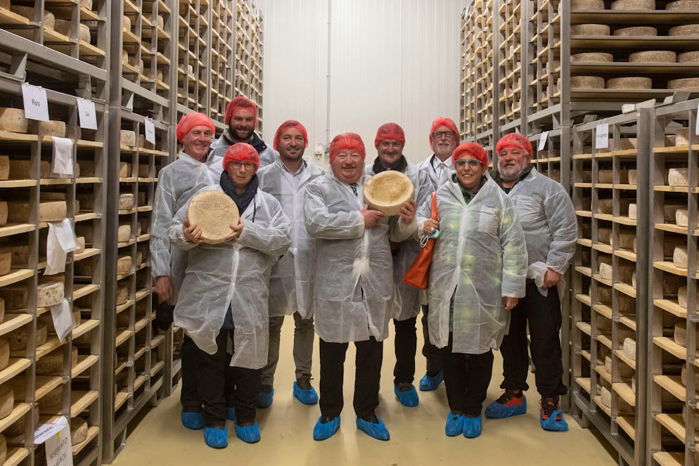 Mezzovio: Conferenza stampa Premi World Cheese Awards. Nella foto i premiati dell'alpeggio Pian Laghetto della Val di Blenio ed Alpe Ravina della Val Leventina, con Juerg Draeyer direttore.
© Ti-Press / Pablo Gianinazzi