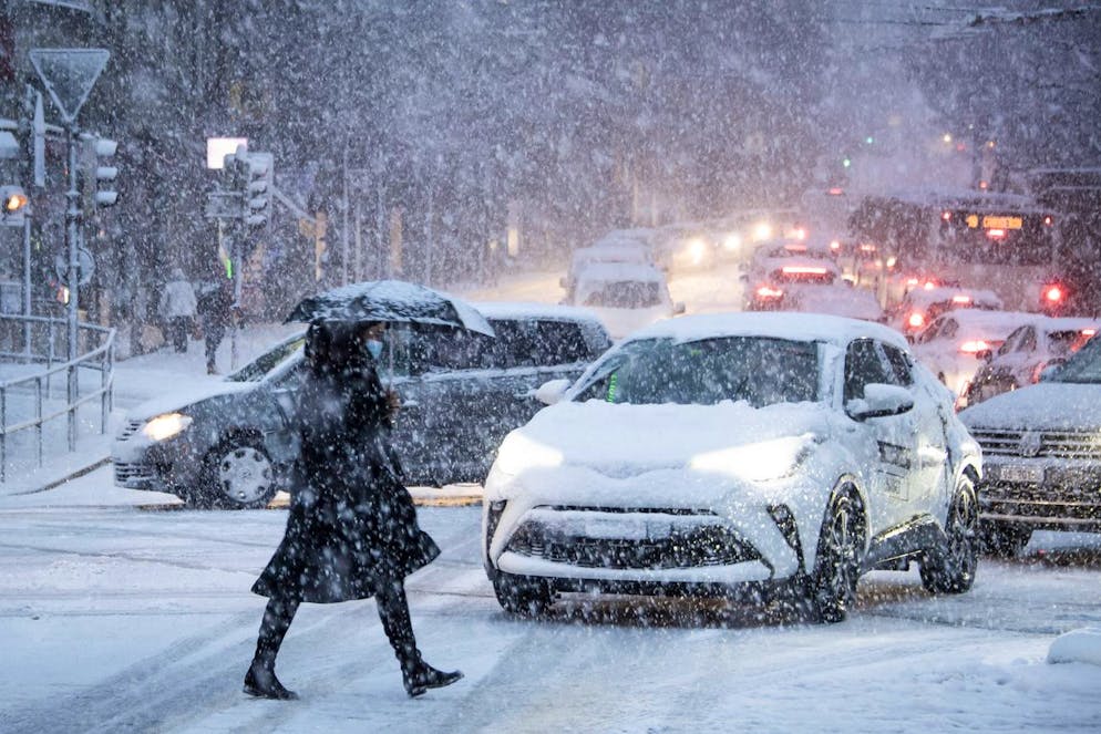 La neige qui tombe actuellement en plaine complique la circulation des véhicules et des piétons au centre ville le vendredi 10 décembre 2021 a Lausanne.