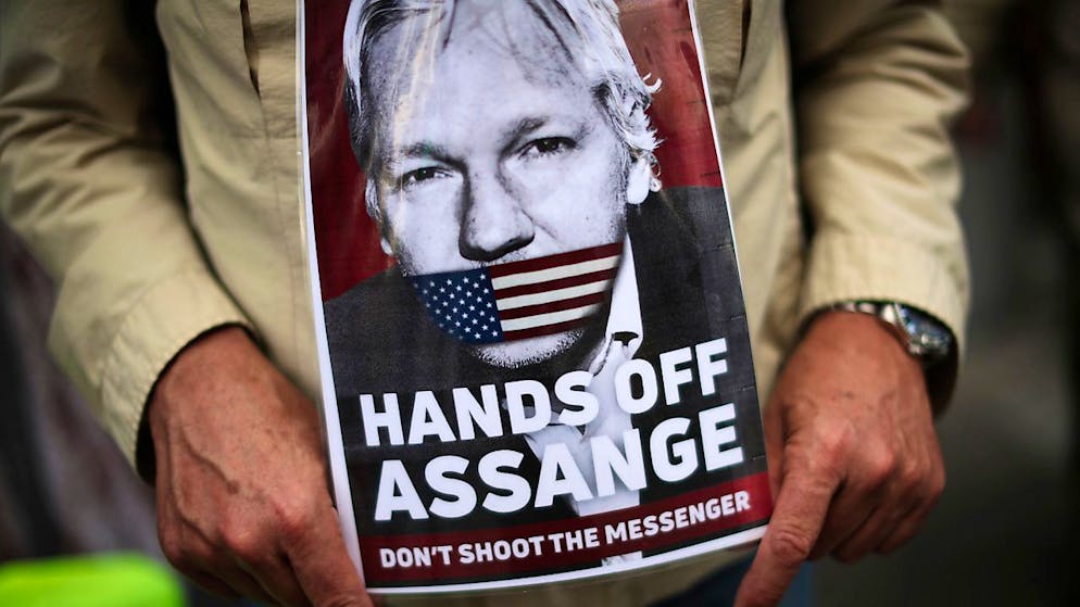 È stato ribaltato il verdetto che negava l'estradizione di Julian Assange agli Usa.