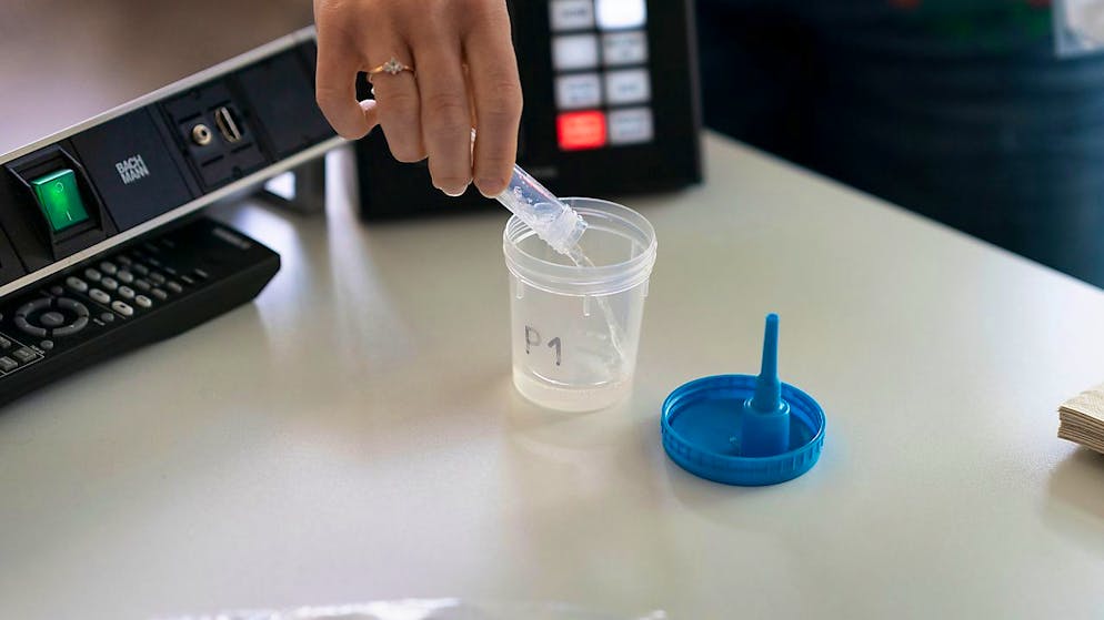 Les tests PCR en pool qu'une personne peut faire par exemple en pharmacie devraient être gratuits dès le 18 décembre (archives).