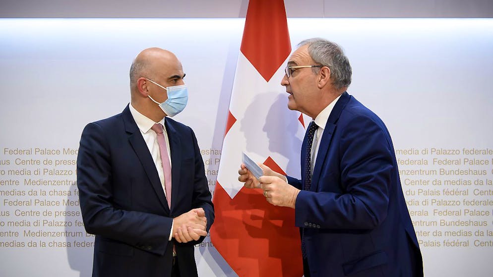 Reazioni contrastanti alle misure anti-Covid messe in consultazione oggi dal governo. PS e i Verdi sono piuttosto positivi, mentre l'UDC e i Verdi sono critici. L'economia teme soprattutto le chiusure, mentre i sindacati sono preoccupati per i redditi dei lavoratori.