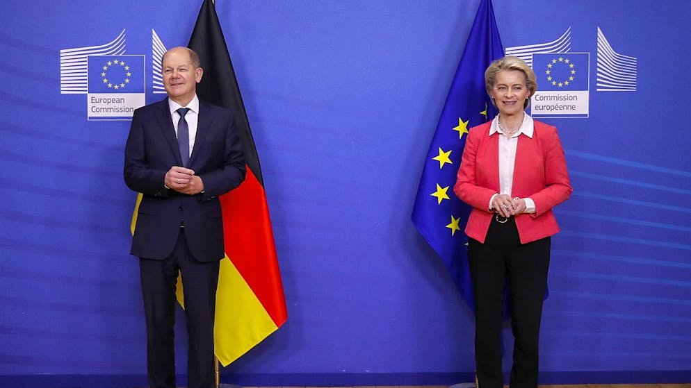 La presidente della Commissione Ue Ursula von der Leyen e il neo Cancelliere tedesco Olaf Scholz a Bruxelles