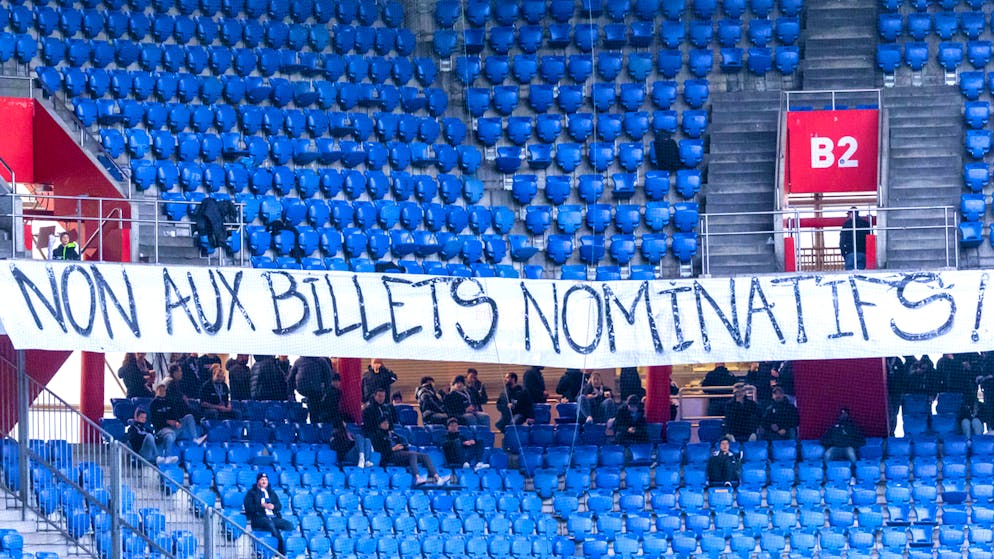 Les billets nominatifs dans les stades de football suisse ne fait pas l'unanimité.