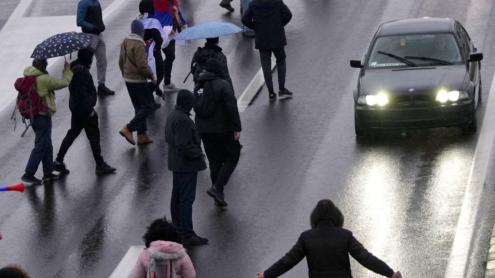 A Belgrado e in numerose altre città della Serbia anche oggi, per il terzo sabato consecutivo, si sono svolte manifestazioni antigovernative, con blocchi stradali da parte di gruppi ambientalisti che contestano il progetto di sfruttamento di una grande miniera di litio nell'ovest del Paese