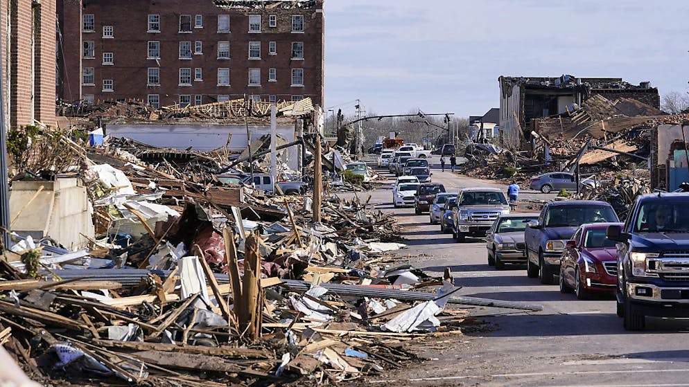 Dans l'Etat américain du Kentucky, le centre-ville de Mayfield ressemblait samedi «à un tas d'allumettes» après le passage d'une tornade, selon la maire de la localité.