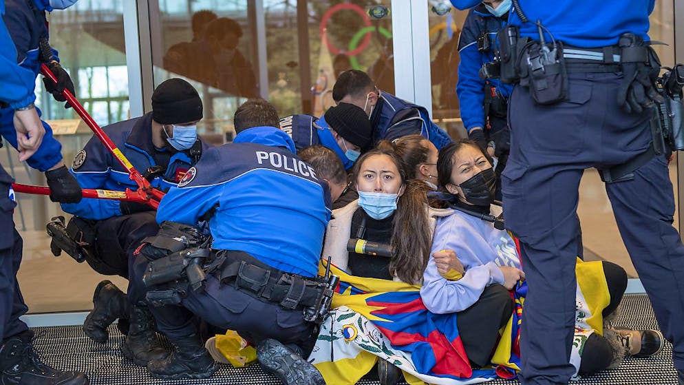I manifestanti incatenati nell'ingresso della sede del CIO