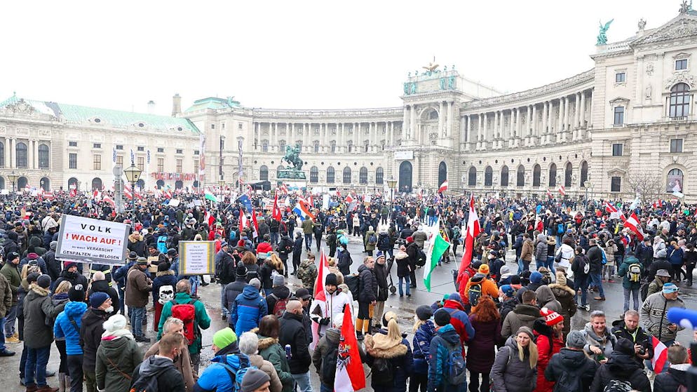 Dimostranti a Vienna manifestano contro l'obbligo a vaccinarsi stabilito dal governo