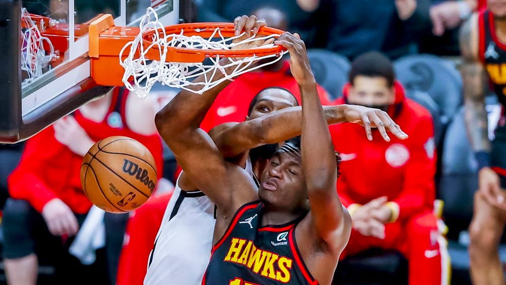 Capela (15) et les Hawks ont subi la loi des Nets de Durant vendredi