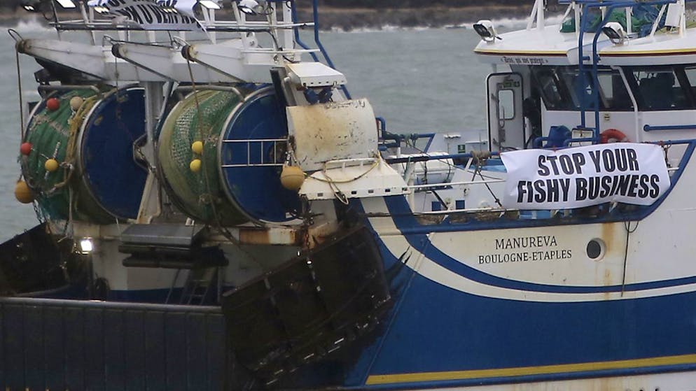 Peschereccio francese nel porto di Calais protesta contro le autorità britanniche