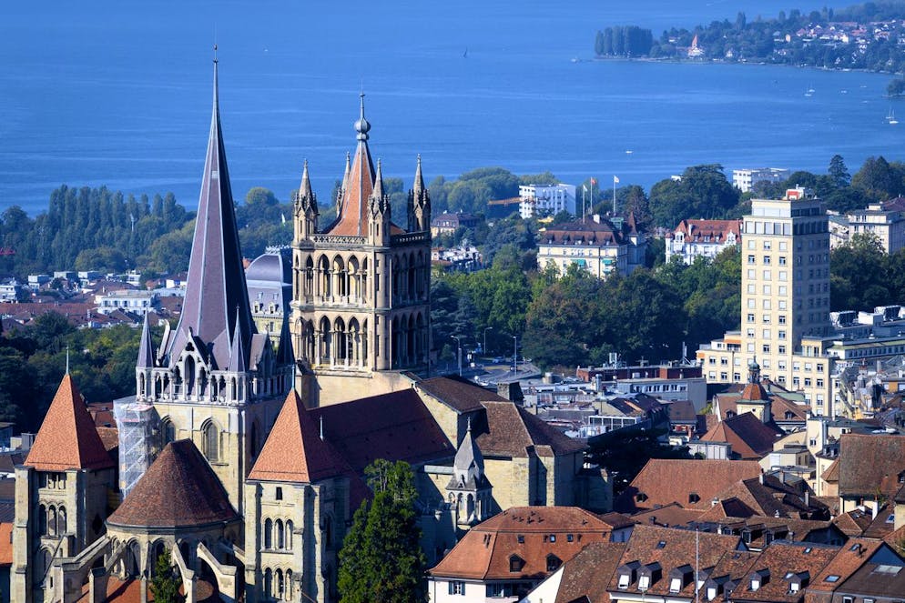 Alcuni edifici storici di Losanna, capitale del canton Vaud, con sulla sinsitra la Cattedrale e a destra la Torre di Bel-Air.