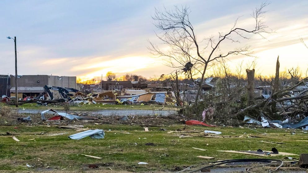Devastazione a Mayfield, Kentucky, dopo il passaggio di un tornado