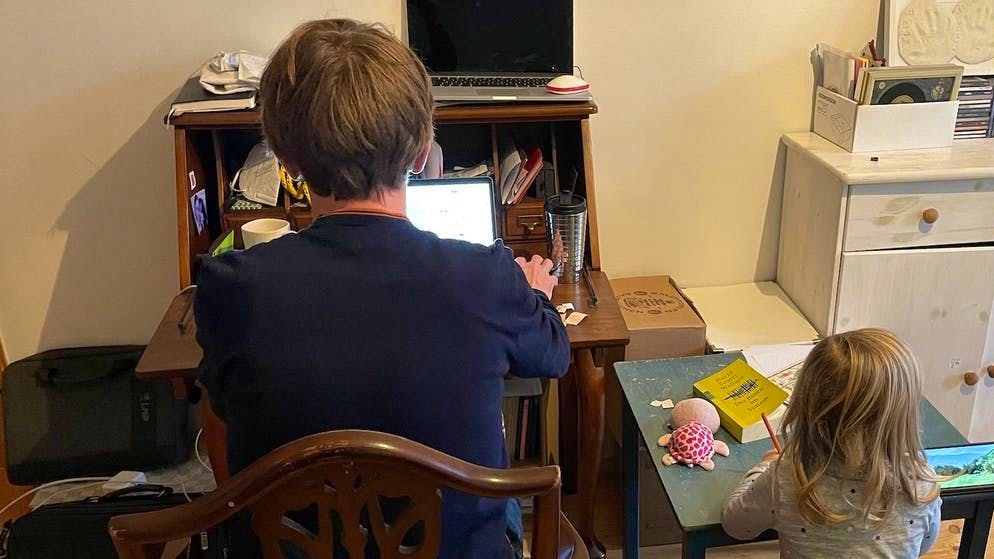 Il caos in un posto di lavoro che non è veramente un posto di lavoro: telelavoro e quarantena con i bambini non funziona sempre molto bene.