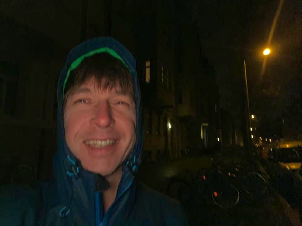 Un selfie a cui l'autore non ha saputo resistere: giovedì 9 dicembre, ore 0h15, sulla strada per raggiungere il bidone della spazzatura.