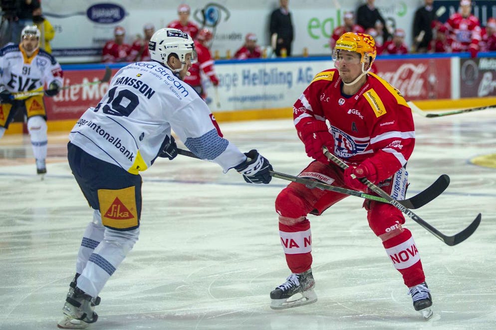 SC Rapperswil-Jona Lakers PostFinance Top Scorer Roman Cervenka, rechts, gegen EV Zug Verteidiger Niklas Hansson waehrend dem Eishockey-Meisterschaftsspiel der National League zwischen den SC Rapperswil-Jona Lakers und dem EV Zug am Samstag, 11. Dezember 2021, in Rapperswil. (PostFinance/KEYSTONE/Patrick B. Kraemer)