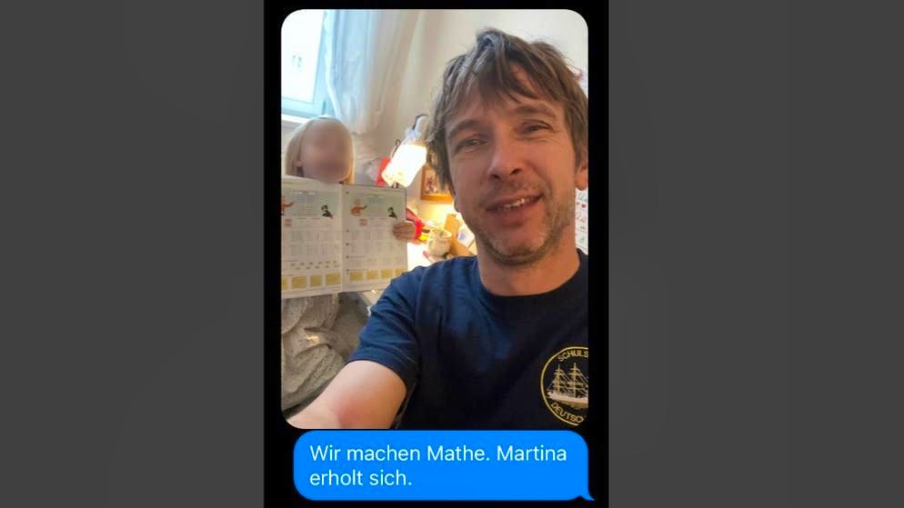 La bambina è felice, il padre è orgoglioso, e ha capito che si deve avere molto rispetto per il lavoro degli insegnanti. Il testo del messaggio in tedesco dice: «Stiamo facendo matematica. Martina si sta riprendendo».