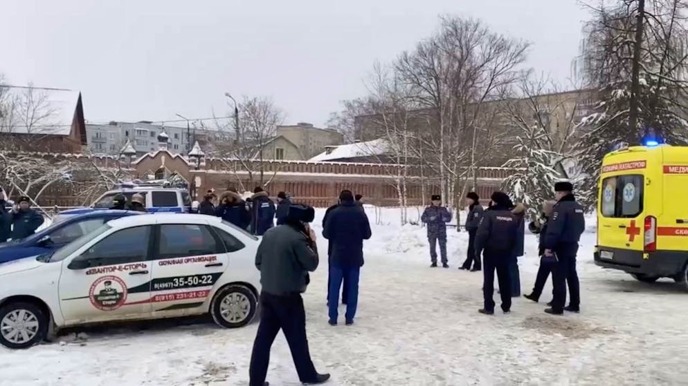 Forze dell'ordine e soccorritori sul luogo dell'esplosione.