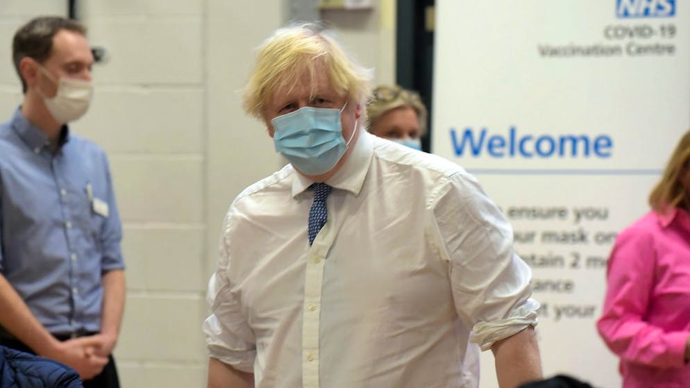 Boris Johnson (M), Premierminister von Großbritannien, besucht das Stow Health Vaccination Centre, in dem sich Personen mit einer Auffrischungsimpfung (Booster) gegen das Coronavirus impfen lassen. Foto: Jeremy Selwyn/Evening Standard/PA Wire/dpa