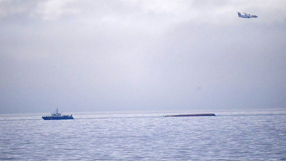 La nave cargo danese Karin Hoej (sulla destra) si è rovesciata dopo la collisione con la nave britannica Scot Carrier.