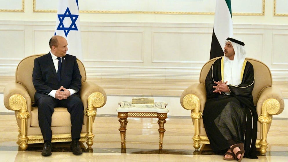 Il premier israeliano Naftali Bennett (a sinistra) a colloquio con il ministro degli esteri degli Emirati Arabi Uniti Abdullah bin Zayed.