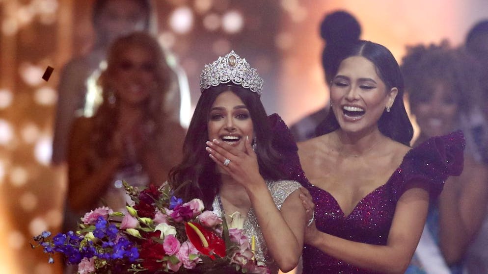 Miss India Harnaaz Sandhu (a sinistra) riceve la la corona di Miss Universo 2021 dalla messicana Andrea Meza (alla sua destra), che ha vinto il concorso di bellezza nel 2020.