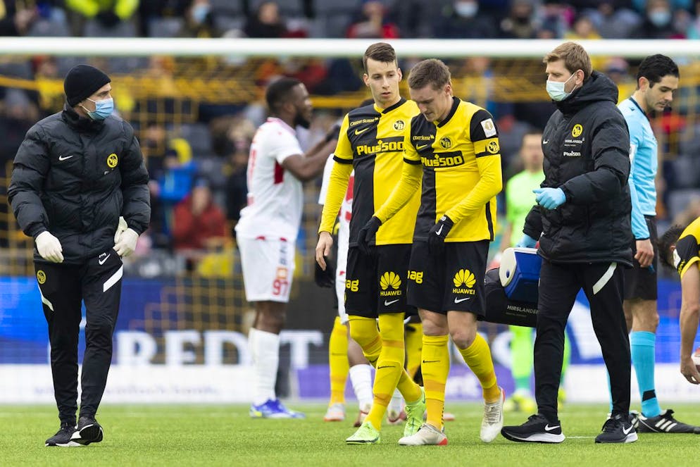 YBs Michel Aebischer, rechts, verlaesst neben Teamkollege Sandro Lauper verletzt den Platz, im Super League Spiel zwischen dem BSC Young Boys Bern und dem FC Sion, am Sonntag 12. Dezember 2021 im Stadion Wankdorf in Bern. (KEYSTONE/Peter Klaunzer)