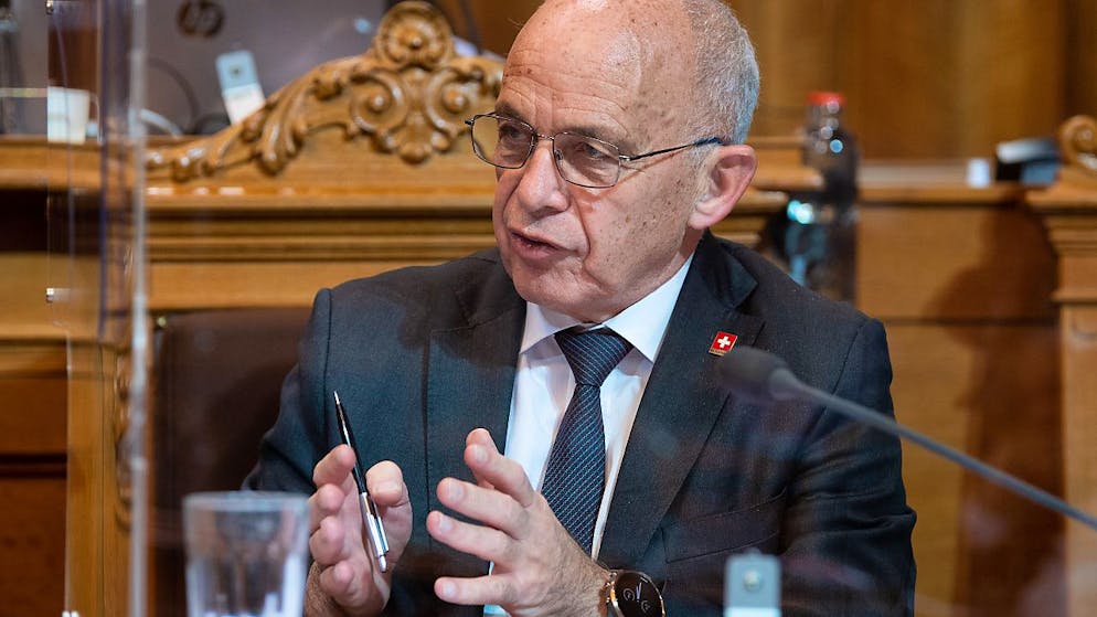 Anche il ministro delle finanze Ueli Maurer ha tentato invano di convincere la maggioranza dei "senatori" di non tagliare nel personale della Confederazione
